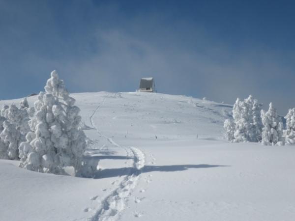 一本のトレースだけが山頂へと続く。美しい風景がそこにはありました。